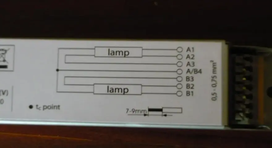 Schemat podłączenia dwóch lamp fluorescencyjnych do statecznika. Widać oznaczenia punktów przyłączeniowych A1-A3, A/B4, B1-B3.