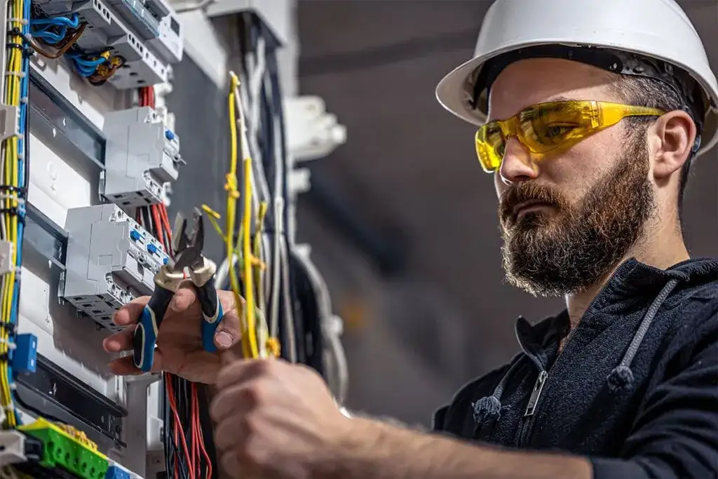 Zdjęcie Ile zarabia elektryk po zawodówce? Zaskakujące fakty o wynagrodzeniach