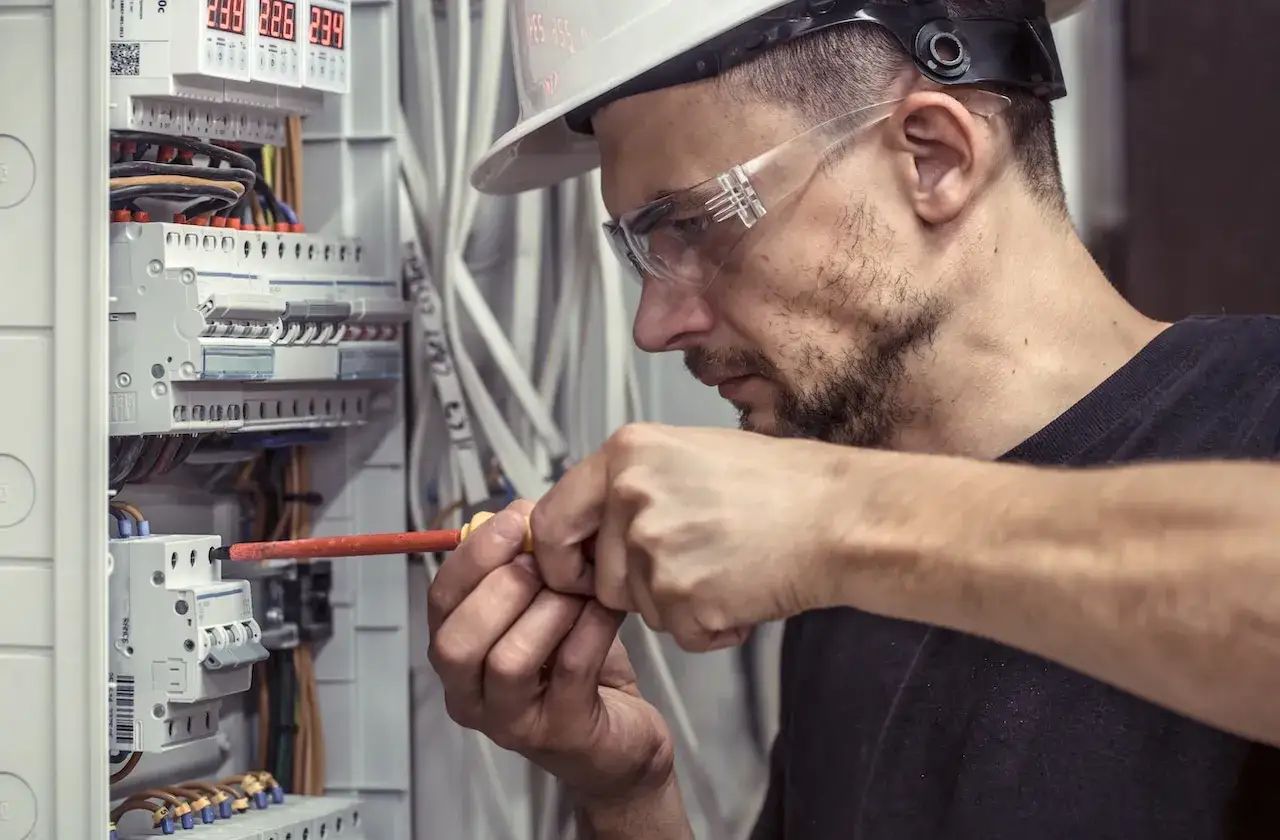 Zdjęcie Ile zarabia elektryk w Szwecji? Sprawdź, dlaczego warto tam pracować