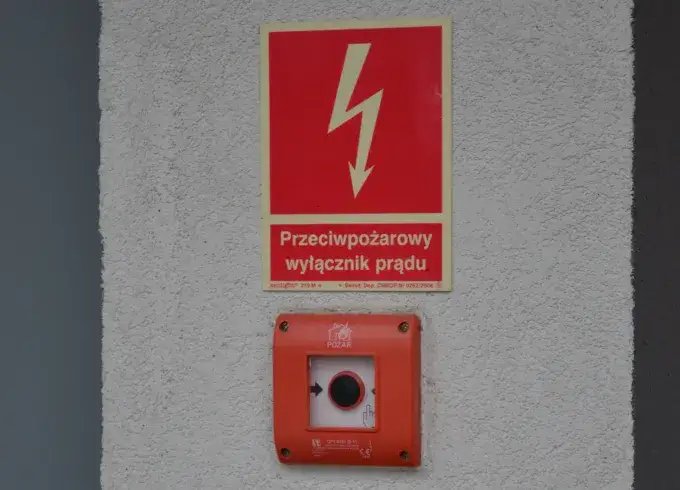 Zdjęcie Kiedy wymagany jest przeciwpożarowy wyłącznik prądu w budynkach?