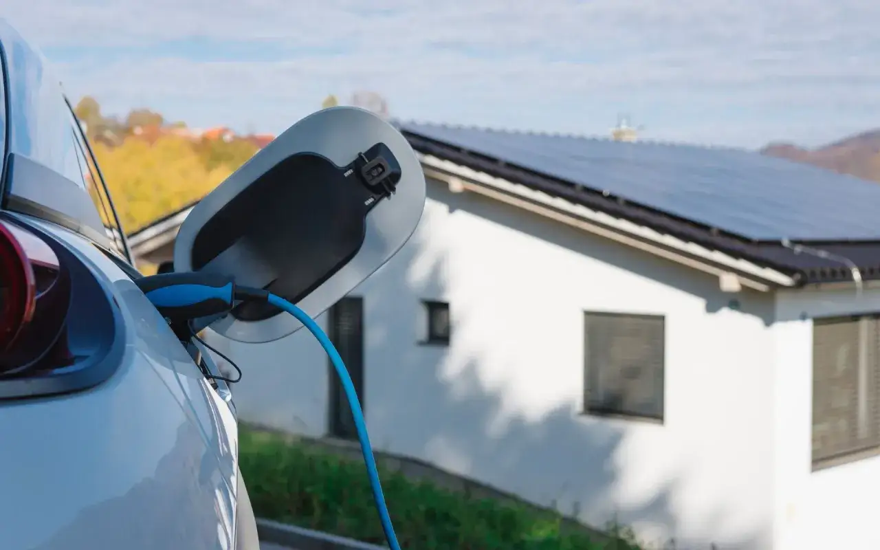Ładowanie chińskich samochodów elektrycznych w domu z panelami słonecznymi.